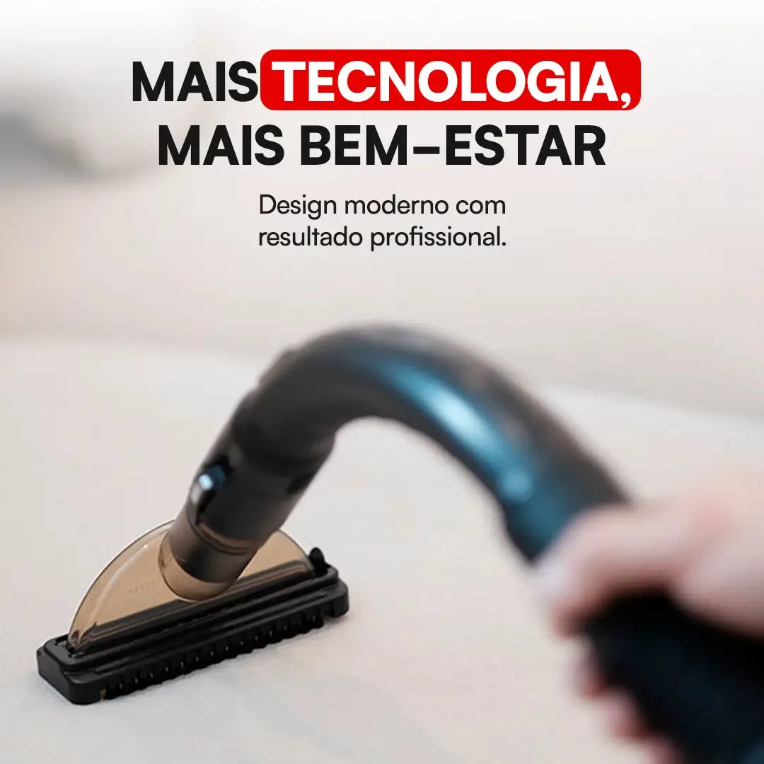 Mão passando o bocal de estofado sobre um sofá claro